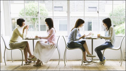 座っている女性たち