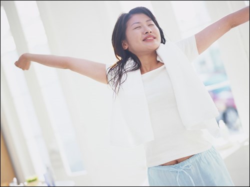 ラジオ体操をする女性